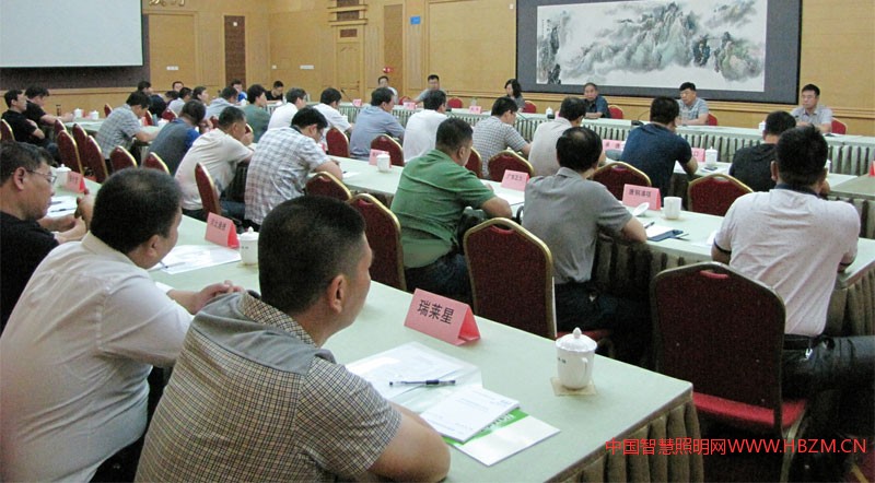 參會(huì)代表認(rèn)真聽(tīng)取各項(xiàng)會(huì)議議程