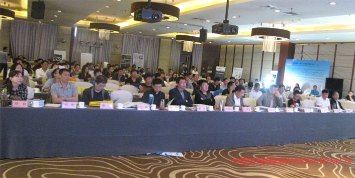 各位代表、嘉賓正在認證聽取演講報告