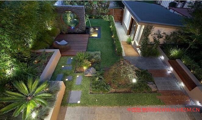 別墅庭院燈以其優(yōu)美典雅的外形設(shè)計(jì)和獨(dú)特的配光設(shè)計(jì)，在現(xiàn)代城市景觀照明中發(fā)揮著不可替代的重要作用