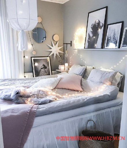 增加一些簡(jiǎn)單的家居燈飾照明，就可以讓家里的氛圍變得溫馨又浪漫，住在這樣的家，幸福感爆棚~ 