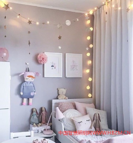 增加一些簡(jiǎn)單的家居燈飾照明，就可以讓家里的氛圍變得溫馨又浪漫，住在這樣的家，幸福感爆棚~ 