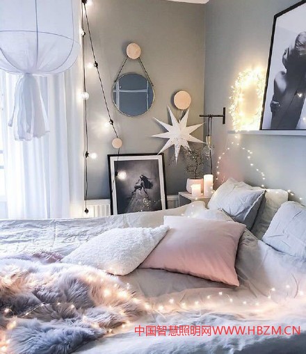 增加一些簡(jiǎn)單的家居燈飾照明，就可以讓家里的氛圍變得溫馨又浪漫，住在這樣的家，幸福感爆棚~ 
