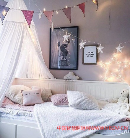 增加一些簡(jiǎn)單的家居燈飾照明，就可以讓家里的氛圍變得溫馨又浪漫，住在這樣的家，幸福感爆棚~ 