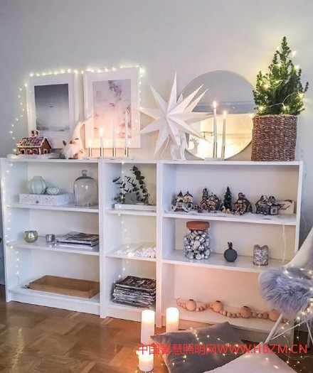 增加一些簡(jiǎn)單的家居燈飾照明，就可以讓家里的氛圍變得溫馨又浪漫，住在這樣的家，幸福感爆棚~ 