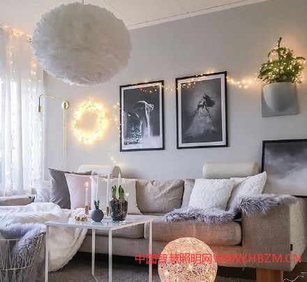 增加一些簡(jiǎn)單的家居燈飾照明，就可以讓家里的氛圍變得溫馨又浪漫，住在這樣的家，幸福感爆棚~ 