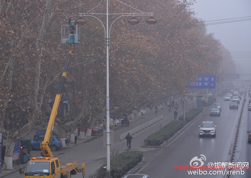 邯鄲市管處路燈所加強(qiáng)對(duì)市區(qū)內(nèi)主干道及小街巷損壞和光衰的路燈照明設(shè)備進(jìn)行及時(shí)更換維修