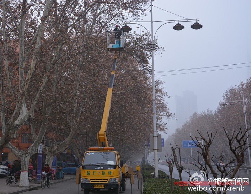 邯鄲市管處路燈所加強(qiáng)對(duì)市區(qū)內(nèi)主干道及小街巷損壞和光衰的路燈照明設(shè)備進(jìn)行及時(shí)更換維修