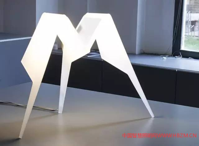 OLED面板展現(xiàn)出設(shè)計(jì)師獨(dú)特又充滿創(chuàng)造力的設(shè)計(jì)