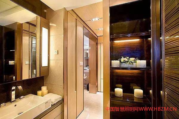 如果想營(yíng)造溫馨的感覺，可試著裝設(shè)多盞筒燈，減輕空間壓迫感。