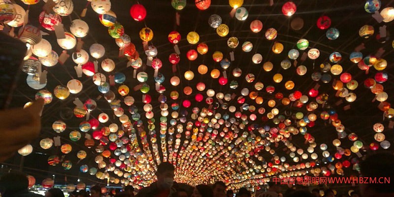 璀璨燈海，平添浪漫。