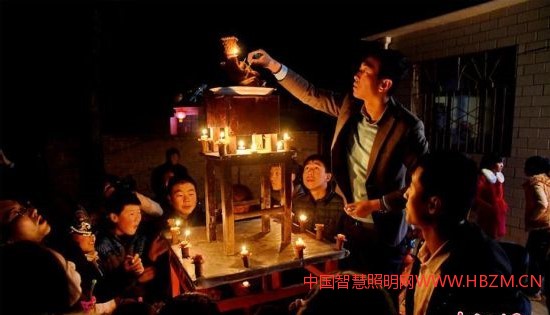 大小不一、形狀各異的面燈擺成&ldquo;百展燈山&rdquo;，夫妻二人焚香跪拜之后，眾鄉(xiāng)鄰便開始&ldquo;端燈&rdquo;，祈求吉祥富貴，兒孫滿堂