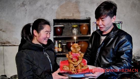 甘肅平?jīng)龀缧趴h鄉(xiāng)村為新婚女子和丈夫的第一個元宵節(jié)舉行了特殊而又傳統(tǒng)的儀式&mdash;&mdash;&ldquo;端燈&rdquo;