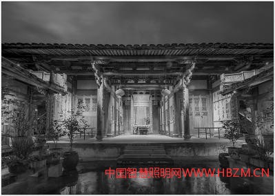 　一層層深邃的燈光渲染出最具戲劇性表情的建筑，讓古老的事物在今天重生