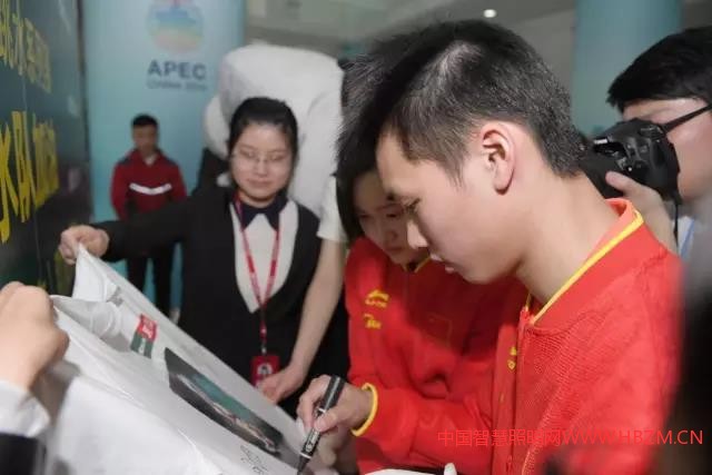 世界冠軍陳艾森、任茜現(xiàn)場簽名助威T-恤