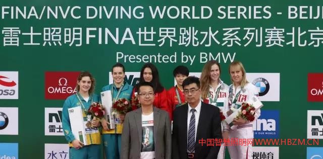 雷士集團總裁張鵬、京東商城服飾家居事業(yè)部商家研發(fā)部總經(jīng)理付彩寶為獲獎選手頒獎