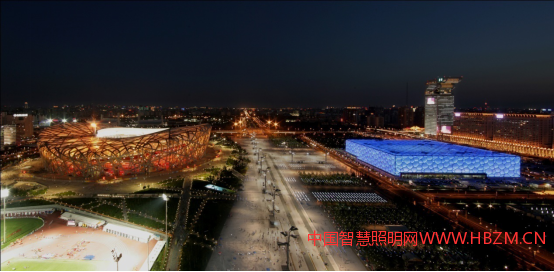 燈光設(shè)計(jì)師，正是鄭見(jiàn)偉