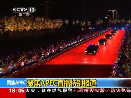 燈光設(shè)計(jì)師，正是鄭見(jiàn)偉