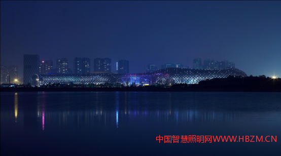 燈光設(shè)計(jì)師，正是鄭見(jiàn)偉