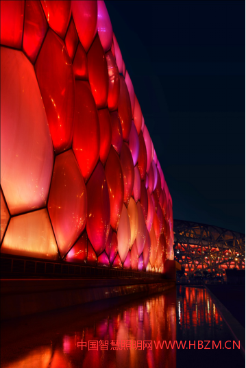 燈光設(shè)計(jì)師，正是鄭見(jiàn)偉