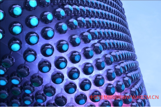 燈光設(shè)計(jì)師，正是鄭見(jiàn)偉