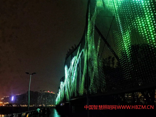 燈光設(shè)計(jì)師，正是鄭見(jiàn)偉