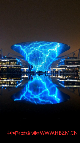 燈光設(shè)計(jì)師，正是鄭見(jiàn)偉