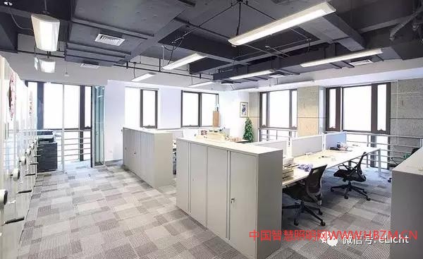 辦公室等公共空間習(xí)慣以高亮度的設(shè)計(jì)手法去鋪設(shè)