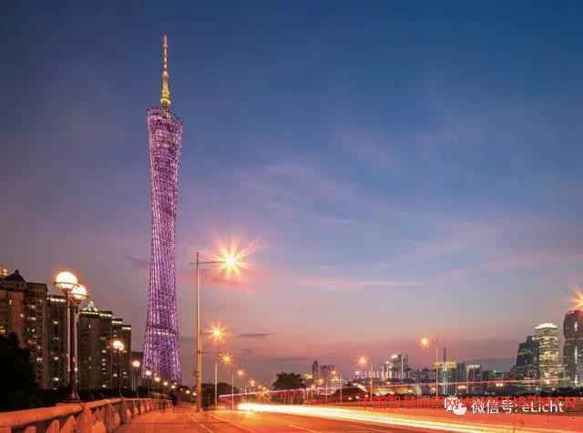廣州塔的塔身被絢麗的彩色燈光覆蓋
