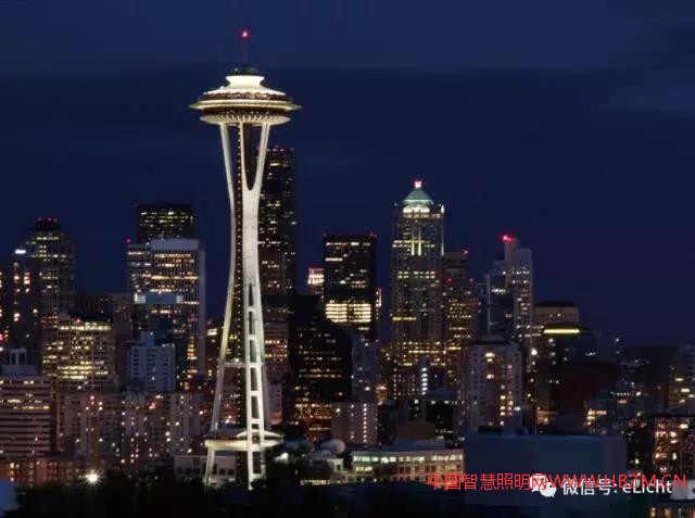 圖：西雅圖太空針?biāo)恼彰鳌? /><br />
<br />
圖：西雅圖太空針?biāo)恼彰鳌?br />
<br />
可是，當(dāng)今世界上最高的 800 多米迪拜塔（Burj Khalifa Tower）的照明卻是另有創(chuàng)意，迪拜塔的照明設(shè)計(jì)，根據(jù)塔身是一層一層梯級(jí)向上的結(jié)構(gòu)形式，在每一層臺(tái)階上設(shè)置燈具，分層級(jí)照亮建筑墻面，每一級(jí)照亮的范圍并不很大，像竹節(jié)一樣，盡管位于幾百米高空之上，還是讓人覺得親切，這可以歸類于近人尺度的照明景觀塑造。<br />
<br />
<img src=