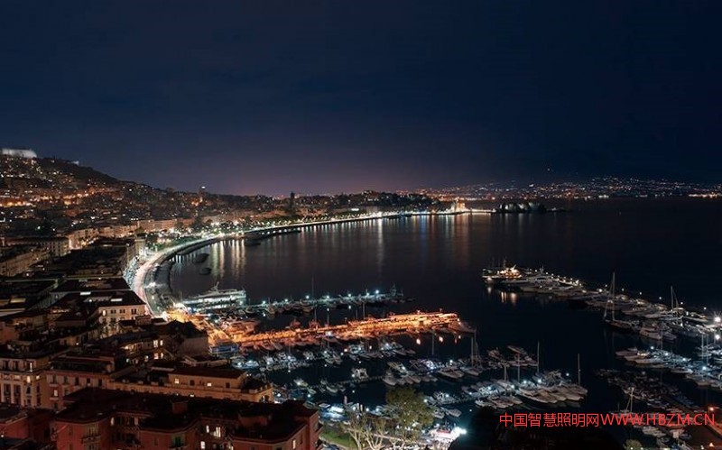 圖：那不勒斯的夜景還原自然的美