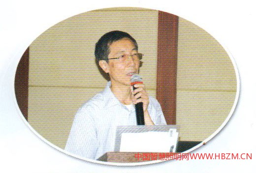 中國(guó)建筑科學(xué)研究院教授李鐵楠講課