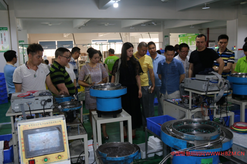 ▲參觀變壓器生產(chǎn)車間