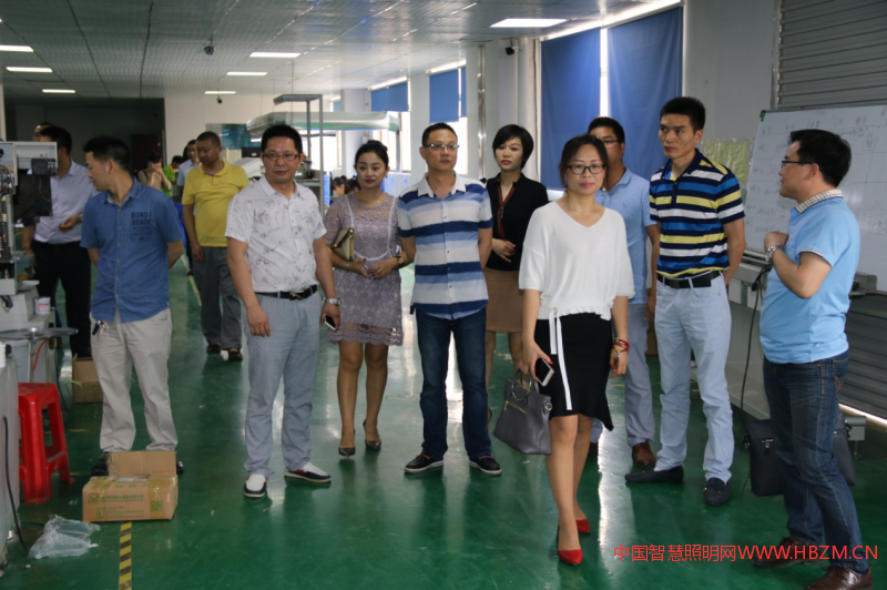 ▲歐陽總陪同大家參觀生產(chǎn)生間