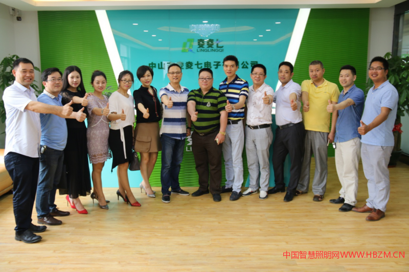 走訪夌夌七電子參觀學(xué)習(xí)合影