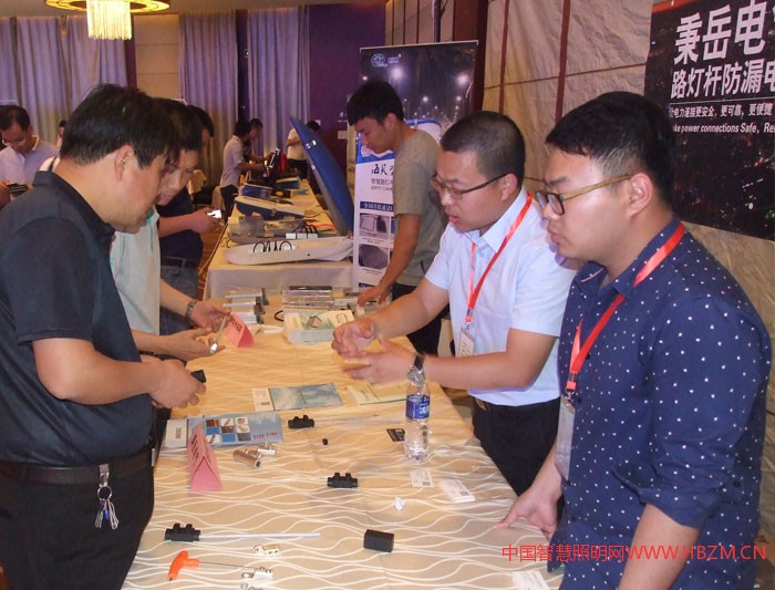 客戶在秉岳電器參觀電力連接器