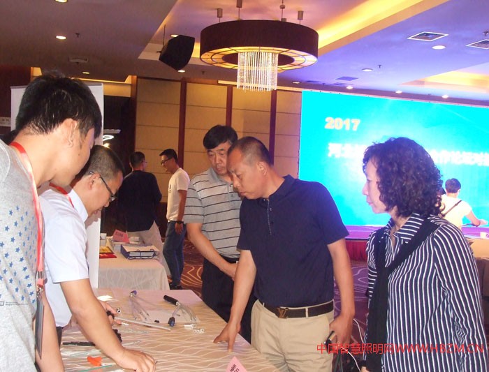 協會領導帶領路燈管理單位在秉岳電器參觀電力連接器