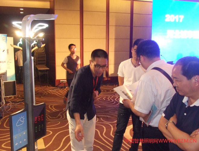 在2017河北城市照明發(fā)展合作論壇對(duì)接會(huì)上四川華體照明所展示的文化照明路燈、多功能智慧路燈吸引了路燈管理單位領(lǐng)導(dǎo)以及中國(guó)照明的同行的關(guān)注。