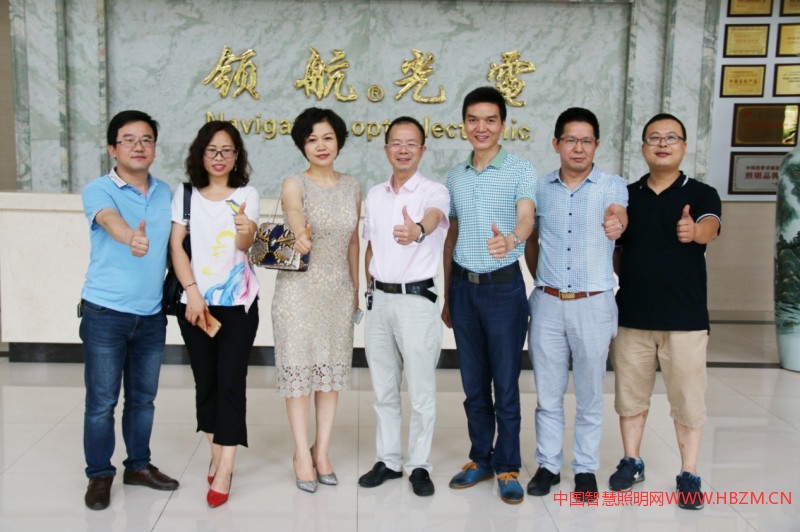 中山市湖南商會(huì)LED專業(yè)委員會(huì)會(huì)長(zhǎng)彭繼輝（中）、輪值會(huì)長(zhǎng)蔣足輝（左三）、朱金林（右三）、秘書長(zhǎng)汪翱翔（右二）、副秘書長(zhǎng)賀望（左一）、鄧菊香（左二）、會(huì)員黎輝煌（右一）