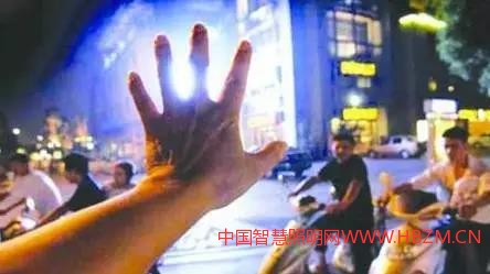 夜晚過多的光照也會使控制荷爾蒙分泌及其他身體功能的晝夜規(guī)律發(fā)生紊亂。