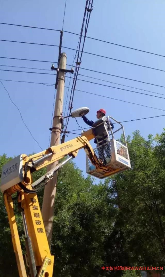唐山市政環(huán)衛(wèi)處路燈所扎實(shí)做好路燈設(shè)施日常維修養(yǎng)護(hù)工作