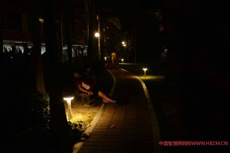 圖注：這條步道走著非常舒服，又安全又有情調(diào)。所有的光都凝固在地面上，又給情侶們以適當(dāng)隱私。