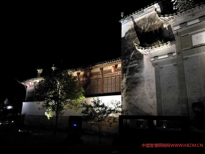 圖注：幾盞燈打亮了書院建筑，又形成光影可讀和建筑結(jié)構(gòu)可視，這是一次有意義的燈光試驗(yàn)。（江海陽攝影）