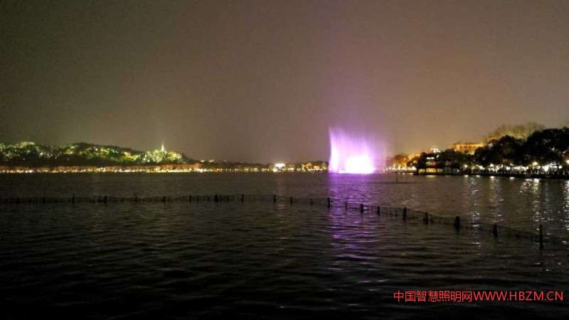 圖注：在杭州南山路遠(yuǎn)眺西湖音樂噴泉和寶石山，感受人為因素和自然環(huán)境的有機(jī)結(jié)合。