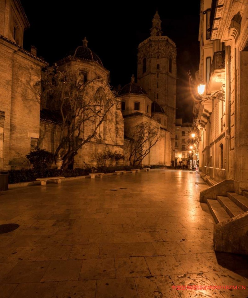 古老建筑因?yàn)閹妆K鈉燈的介入延續(xù)著白天給人的滄桑意識。如果設(shè)想這些換成冷白光照射，會有多么的不忍卒睹？（江海陽攝影）