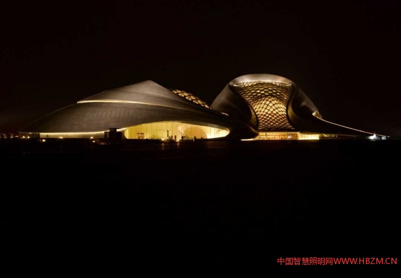 圖注：哈爾濱大劇院的視覺轉(zhuǎn)移照明，光引導(dǎo)人的視線，促使游客在空間中尋找不可預(yù)見的另一面。