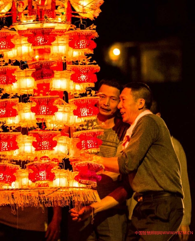 圖注：連城芷溪花燈，已經(jīng)成為每年必須發(fā)生的風(fēng)俗典范被一代代人傳遞著。（江海陽攝影）