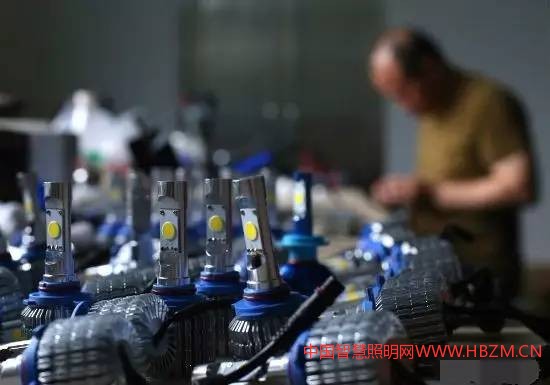 今年5月21日，湖南郴州農(nóng)民李建灃又為朋友制造出一對(duì)石墨烯LED汽車大燈。