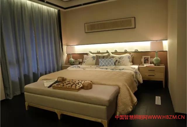 ▲ 通過布置一些家庭生活中帶有感情色彩或紀(jì)念意義的陳設(shè)品，射燈點(diǎn)綴工藝品或富于浪漫情趣的插花也可以使寧靜的臥室富有生活的氣息