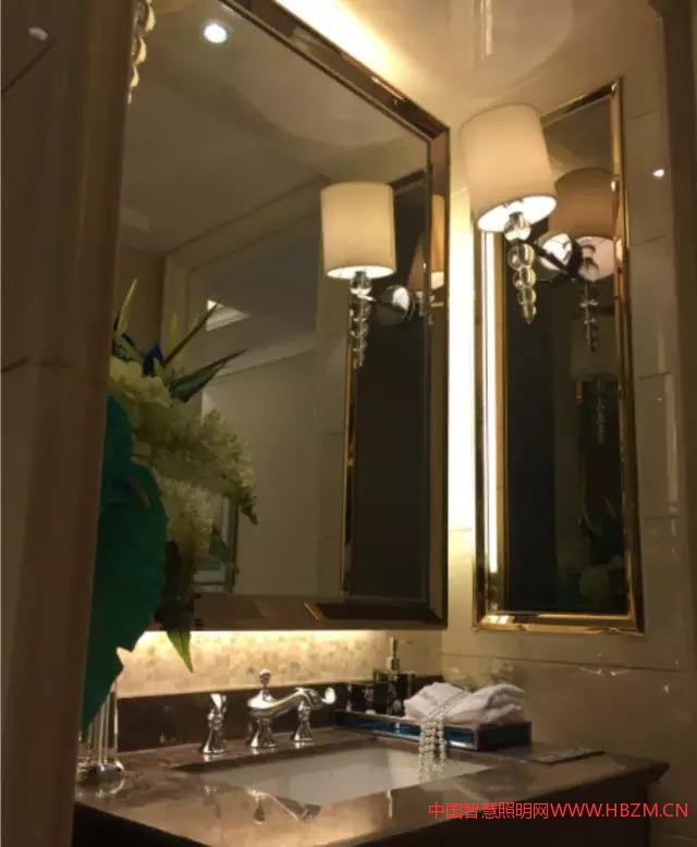 ▲ 在臺(tái)盆上方合理安裝壁燈，不僅可以美化空間，照到面部時(shí)的光線要柔和，無陰影