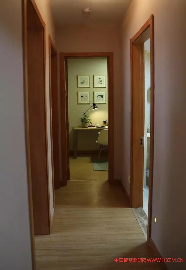 ▲ 走道踢腳線上方暖色的小夜燈為夜間出行提供便利